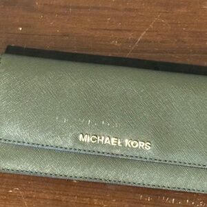 Michael Kors Jet Set Travel Carryall Leather Wallet (Olive Green)